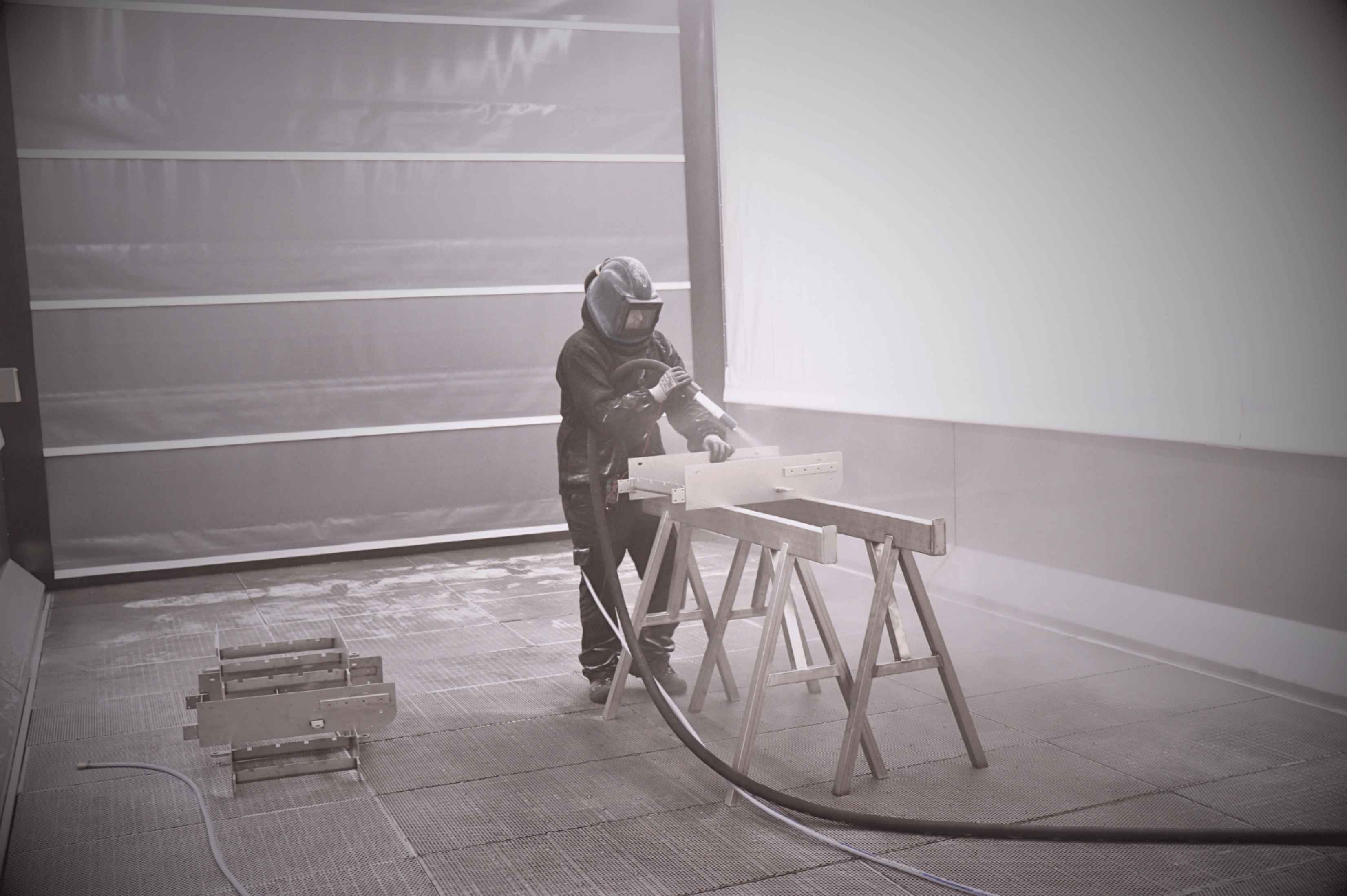 Ergonomie bij het stralen: waarom de straler het verschil maakt in jouw productie